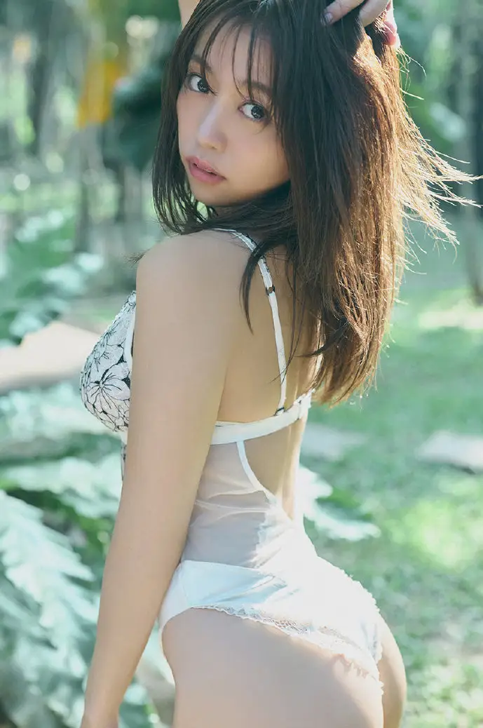 女佣使用手机场景